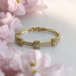 Elegant Gold Bracelet with Diamond Accents
